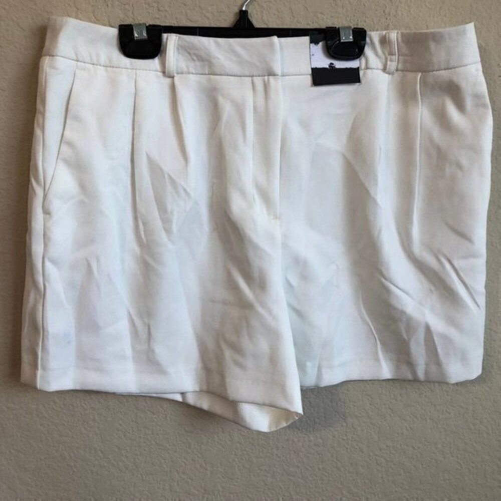 Simply Styled Shorts White Pleated Preppy Classic